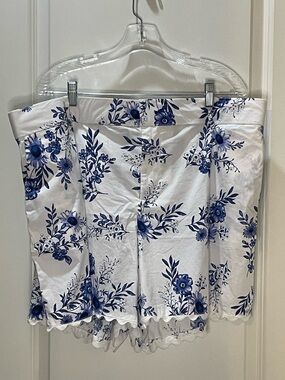 torrid Belle Isle White Shorts with Blue Floral Print Scalloped Hem Size 22